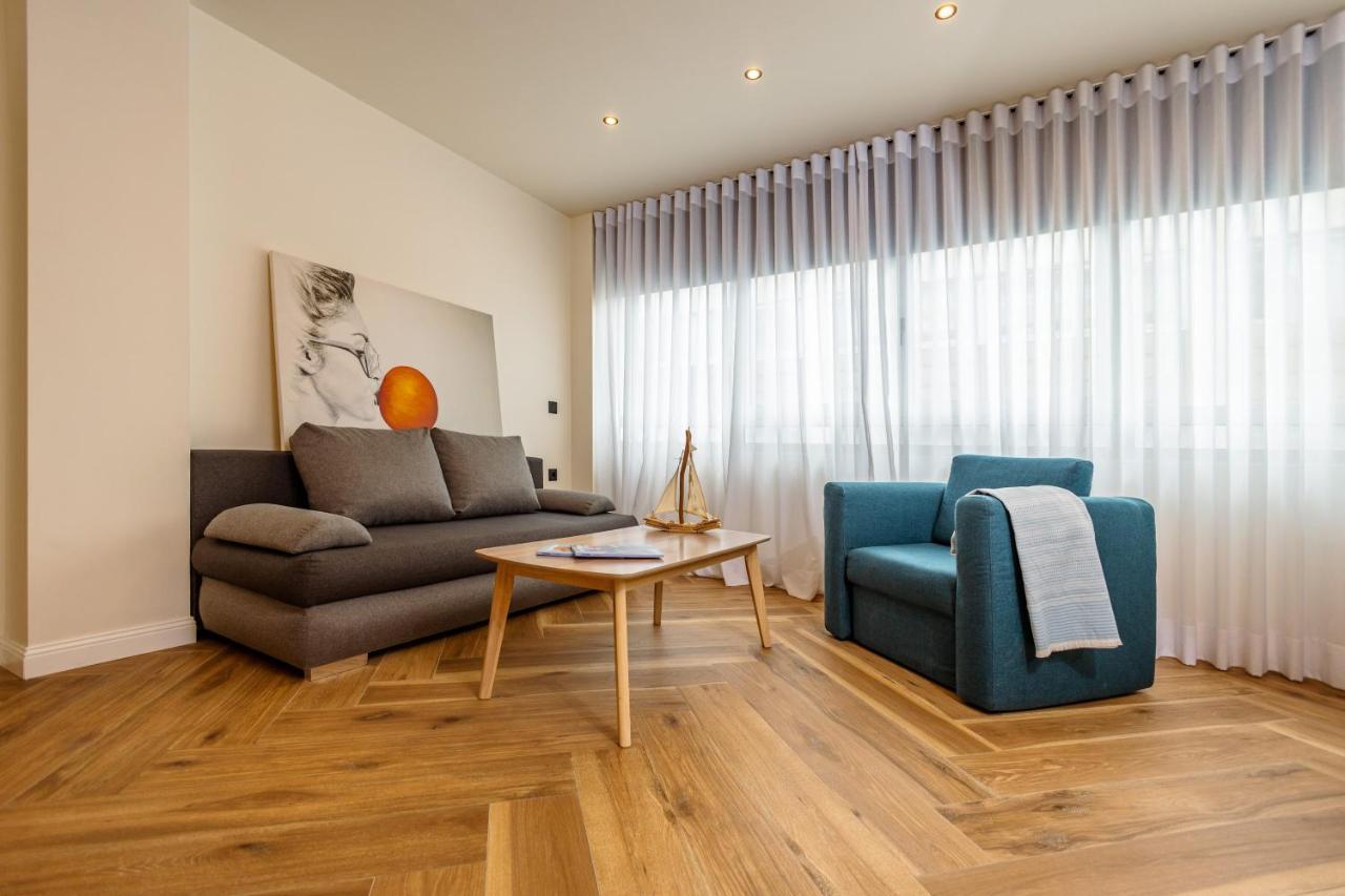 Triple A - 3 Squares - Free Parking! * Αθήνα