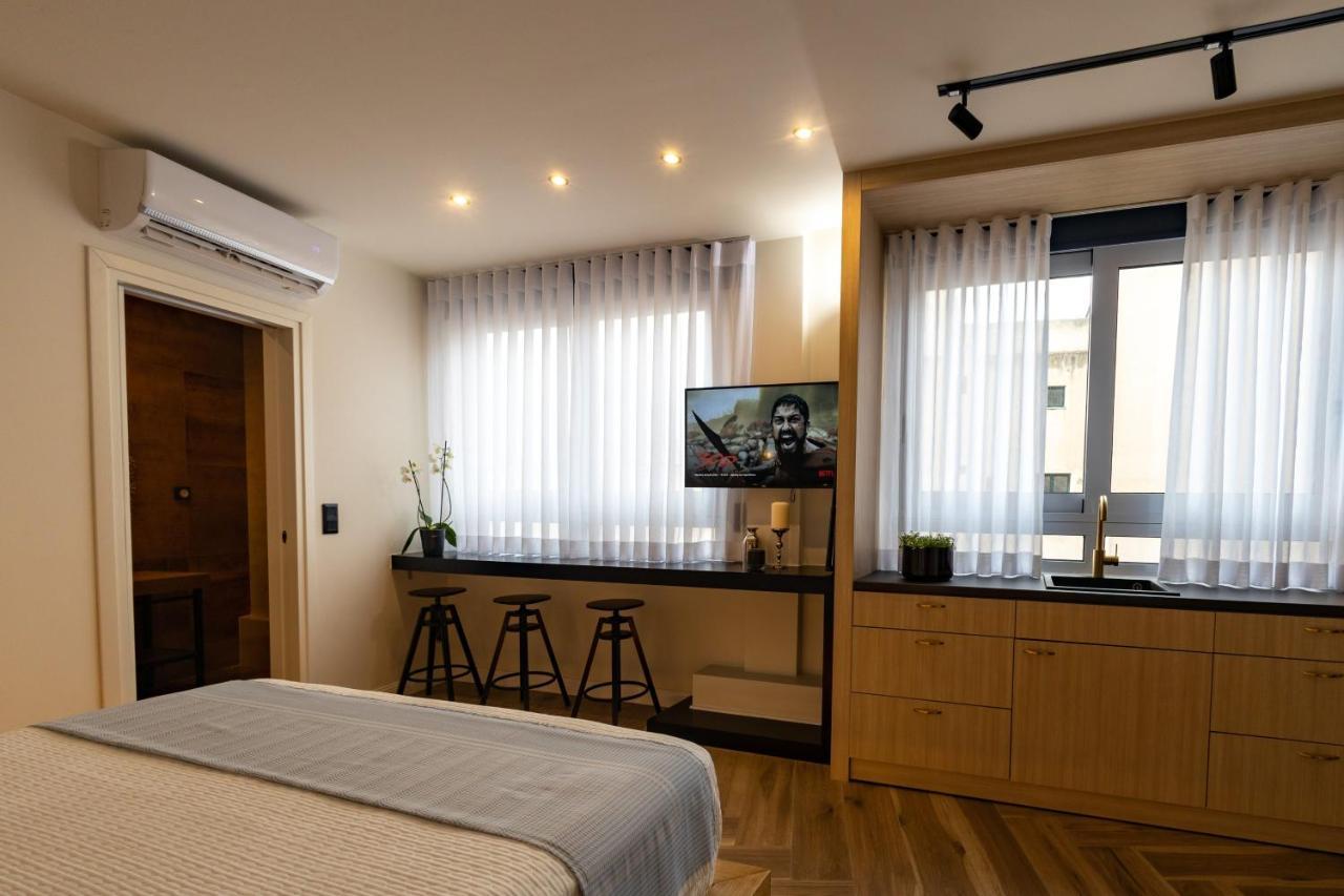 Triple A - 3 Squares - Free Parking! * Αθήνα